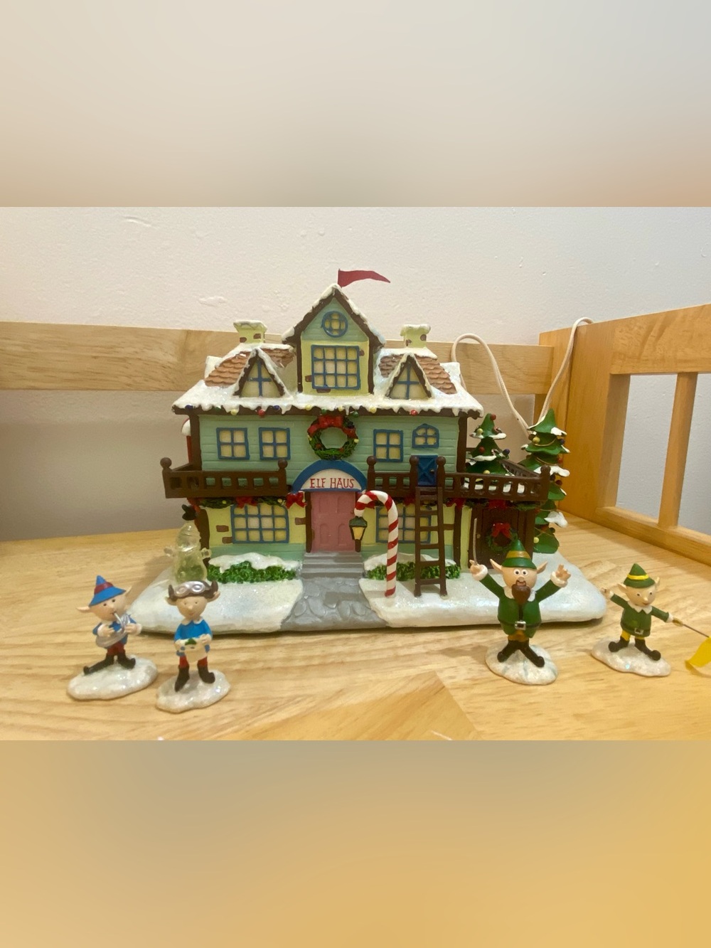 Hawthorn Village Rudolph Christmas Town Elf Haus Dormitory 2004 with CO